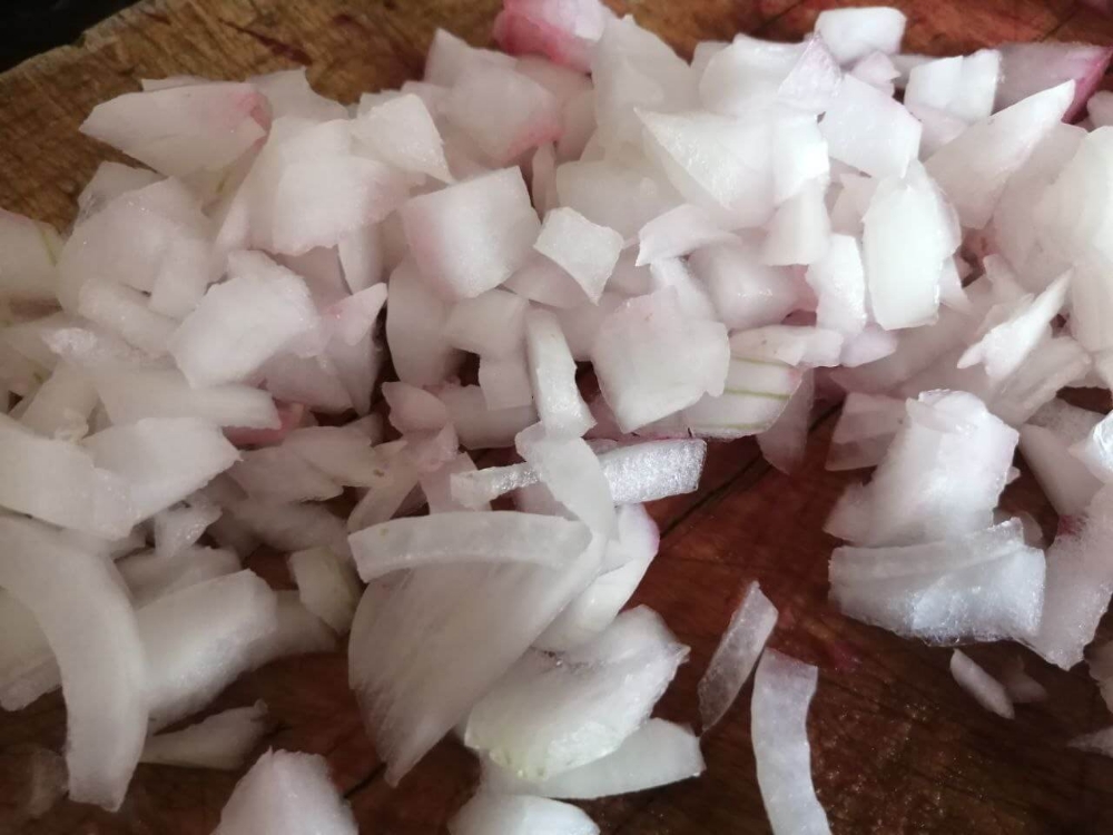 Kak-svarit_borsh_luk_narezat